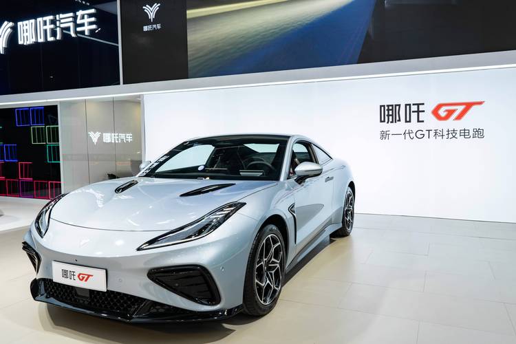 广州27哪吒汽车在智能汽车领域的表现，领途汽车在新能源汽车市场中的影响力